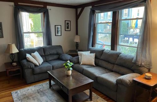 Woodville Apartamento | Charming 3BR in centrally located neighborhood