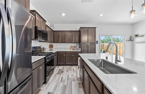 Greenacres Casa | Charming 3BR in Shafter with Backyard & Garage