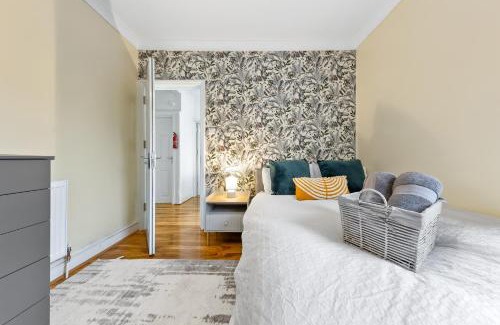 Hoe Street Casa | Charming 3BR Near Tube - Walk To Cafes, Lloyd Park - Copeland 3BR Combo