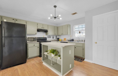 Eastside Casa | Charming 3BR Savannah Home - Short Walk to SCAD Buildings & Forsyth Park