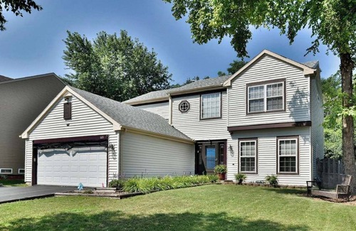 Lake in the Hills Casa | Charming 4-bedroom house with fitness room backyard and AC in Lake in the Hills