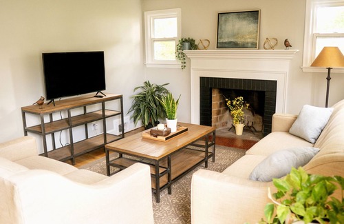 West Hartford Casa | Charming 4-Bed / 2-Bath House in Ideal Location!