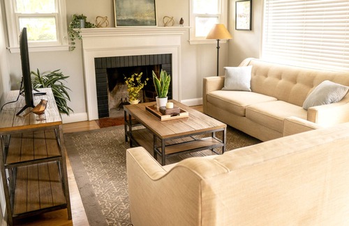 West Hartford Casa | Charming 4-Bed / 2-Bath House in Ideal Location!