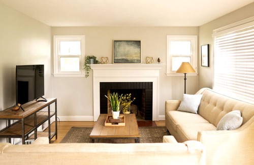 West Hartford Casa | Charming 4-Bed / 2-Bath House in Ideal Location!