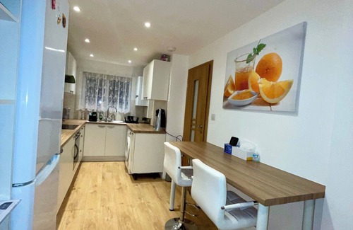 Banbury Casa | Charming 4-Bed Home, Priv Entrance, Garden, Modern Kitchen, Spacious Living Area