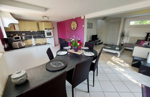 Courbeveille Cabaña | Casa rural con jardín cerca de Laval, 4 habitaciones, 3 baños, ideal para familias y profesionales