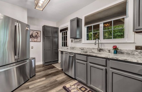 Ridgecrest Cabaña | Charming 4-bedroom cottage in welcoming Black Mountain with WiFi.
