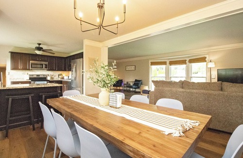 Hendersonville Casa | Charming 4-bedroom Beautiful Lakefront w/ Kayaks - Old Hickory Haven