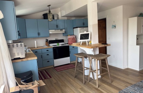 West Dennis Cabaña | Charming 4-bedroom cottage in serene West Dennis, close to beach!