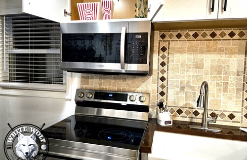 Reidsville Otro | Charming 4-bedroom farmhouse in tranquil Reidsville with WiFi, AC, BAR