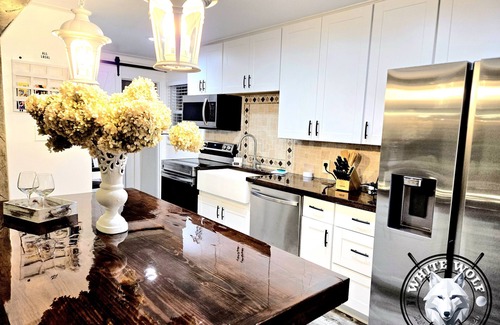 Reidsville Otro | Charming 4-bedroom farmhouse in tranquil Reidsville with WiFi, AC, BAR