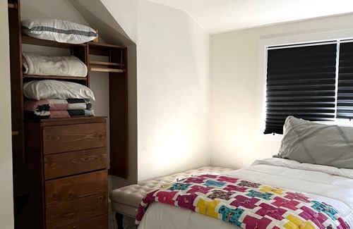 Jessie Otro | Charming 4-bedroom farmhouse in tranquil Pekin. Great place to relax~get away!