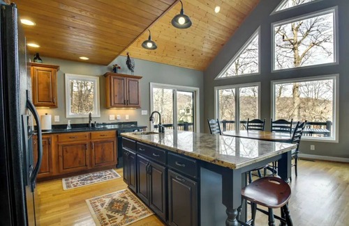 Pedlars Edge Casa | Charming 4-bedroom home with WiFi, game room and more near Wintergreen Resort!