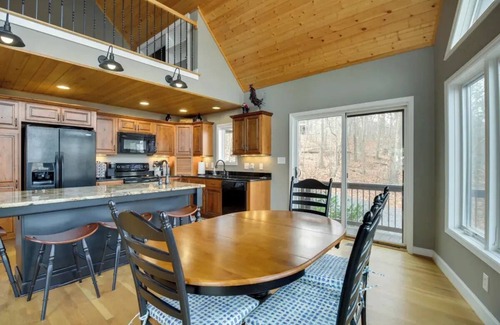 Pedlars Edge Casa | Charming 4-bedroom home with WiFi, game room and more near Wintergreen Resort!