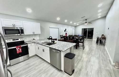 Cumbrian Lakes Casa | Charming 4-bedroom house with pool,WiFi, AC in Kissimmee near Disney
