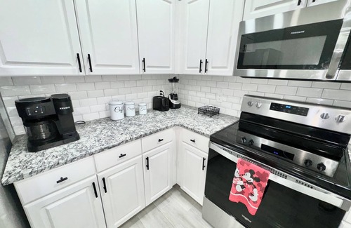 Cumbrian Lakes Casa | Charming 4-bedroom house with pool,WiFi, AC in Kissimmee near Disney