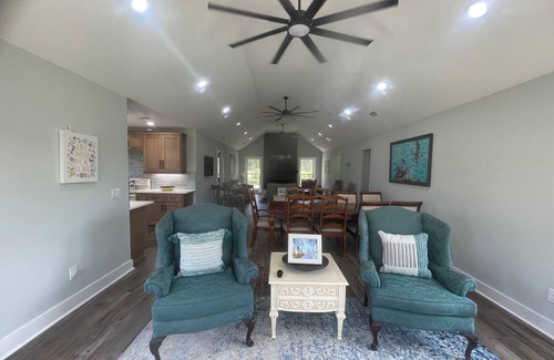 Boiling Spring Lakes Casa | Charming 4-bedroom house with AC, WiFi in welcoming Southport