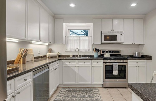 Franklin Casa | Charming 4-bedroom house with fully fenced yard, in fabulous Franklin