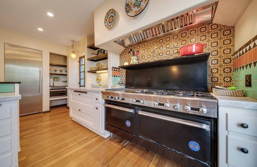 Rossmoyne Casa | Charming 4-bedroom house with WiFi, AC in fabulous Glendale