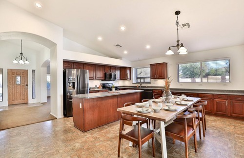 Canyon Trails Casa | Charming 4-bedroom house with Pool BBQ & Firepit close to freeway