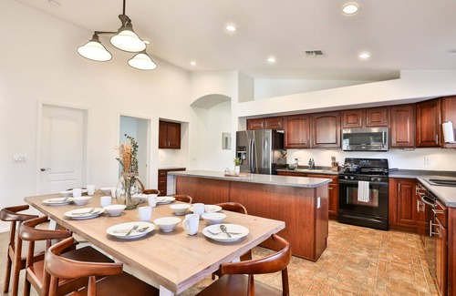 Canyon Trails Casa | Charming 4-bedroom house with Pool BBQ & Firepit close to freeway