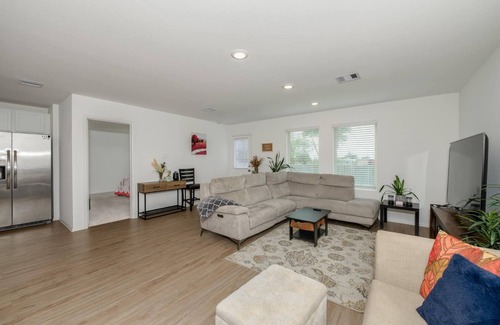 Navasota Casa | Charming 4-bedroom house with WiFi and AC in welcoming Navasota