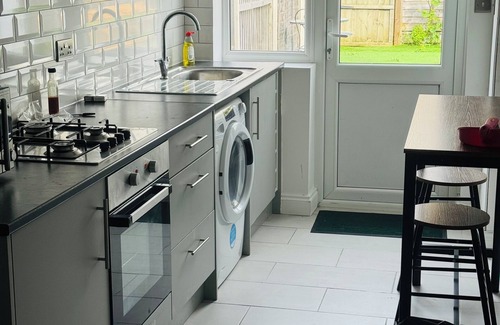 Broad Green Casa | Charming 4-bedroom house in Croydon for a delightful stay