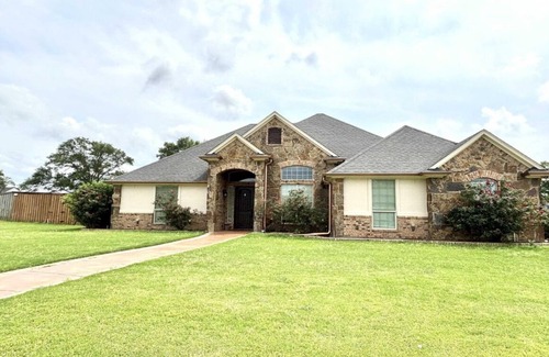 Bullard Casa | Charming 4-bedroom house, play set for the kids, just minutes from the Lake!!!!!