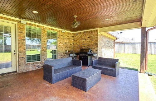Bullard Casa | Charming 4-bedroom house, play set for the kids, just minutes from the Lake!!!!!