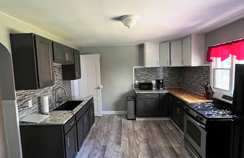 Erie Casa | Charming 4-bedroom house with AC, WiFi in enchanting Erie