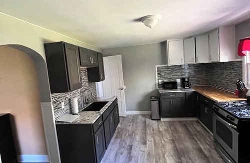 Erie Casa | Charming 4-bedroom house with AC, WiFi in enchanting Erie