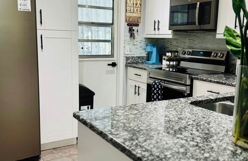 Orlando Casa | Charming 4-bedroom Pool house with WiFi, king bed, AC in lovely Orlando