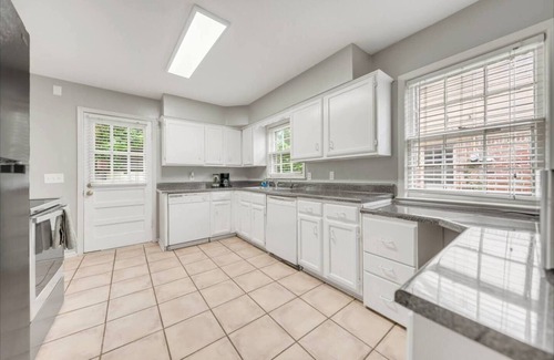 East Memphis Casa | Charming 4-Bedroom Retreat with Large Yards and Outdoor BBQ