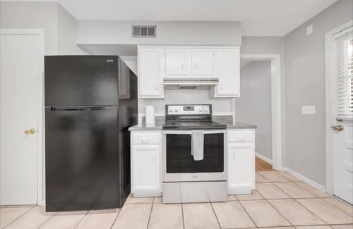 East Memphis Casa | Charming 4-Bedroom Retreat with Large Yards and Outdoor BBQ