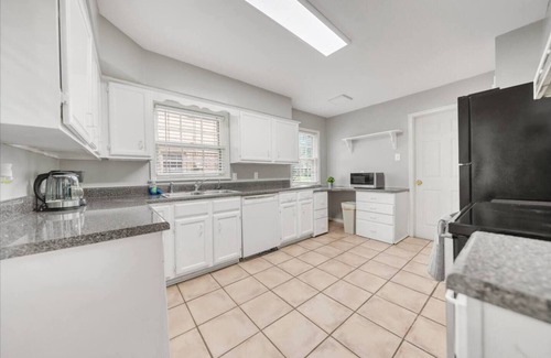 East Memphis Casa | Charming 4-Bedroom Retreat with Large Yards and Outdoor BBQ