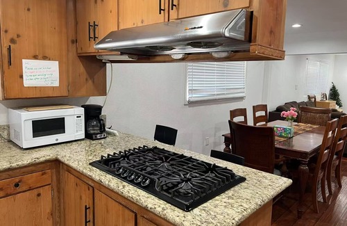 Baldwin Park Casa | Charming 4-bedroom bungalow in Baldwin Park with WiFi and AC