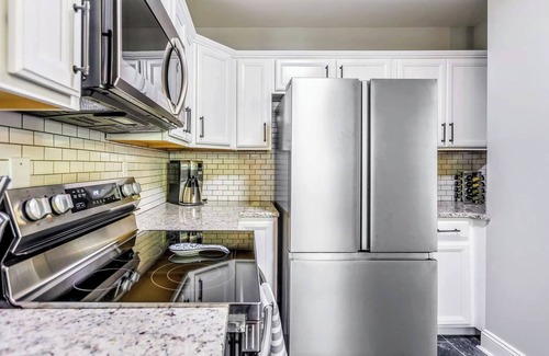Terry Sanford Cabaña | Charming 4-bedroom cottage in brilliant Fayetteville with WiFi, fitness room