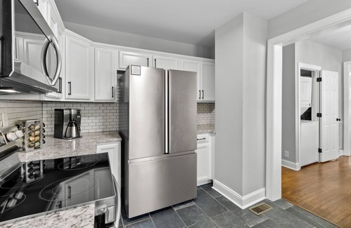 Terry Sanford Cabaña | Charming 4-bedroom cottage in brilliant Fayetteville with WiFi, fitness room