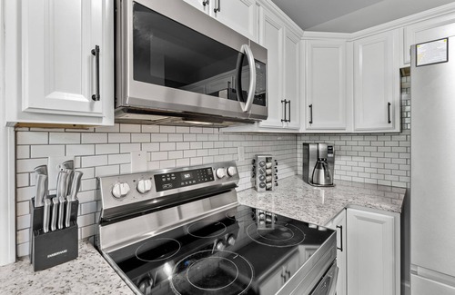 Terry Sanford Cabaña | Charming 4-bedroom cottage in brilliant Fayetteville with WiFi, fitness room