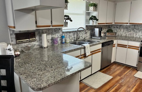 Northside Casa | Charming 4-bedroom Lake House with minutes from Airport and River City Plaza
