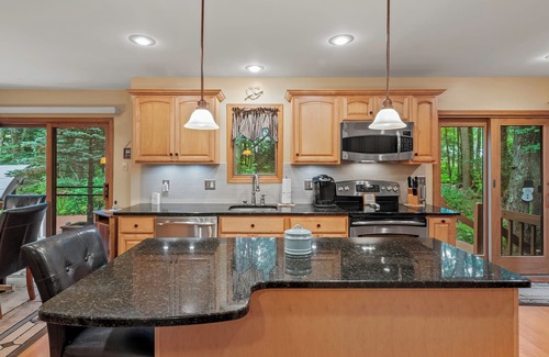 Lake Harmony Cabaña | Charming 4-bedroom cottage with Pickle Ball Court, AC and WiFi in Lake Harmony