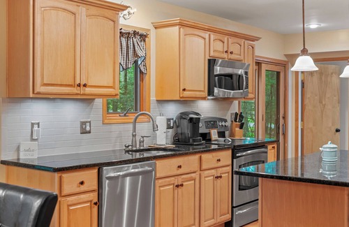 Lake Harmony Cabaña | Charming 4-bedroom cottage with Pickle Ball Court, AC and WiFi in Lake Harmony