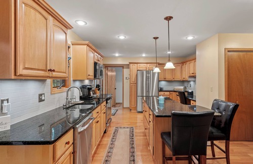 Lake Harmony Cabaña | Charming 4-bedroom cottage with Pickle Ball Court, AC and WiFi in Lake Harmony