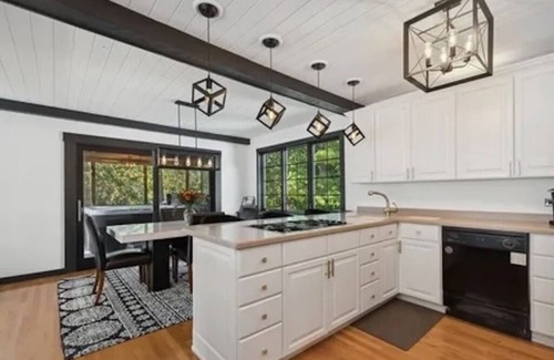 Green Oaks Casa | Charming 4-bedroom home close to downtown Libertyville & the Navy Base!