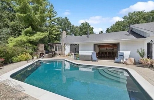 Green Oaks Casa | Charming 4-bedroom home close to downtown Libertyville & the Navy Base!