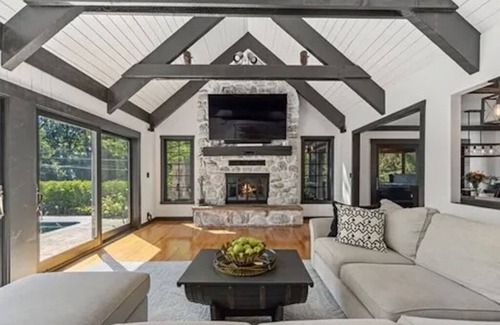 Green Oaks Casa | Charming 4-bedroom home close to downtown Libertyville & the Navy Base!