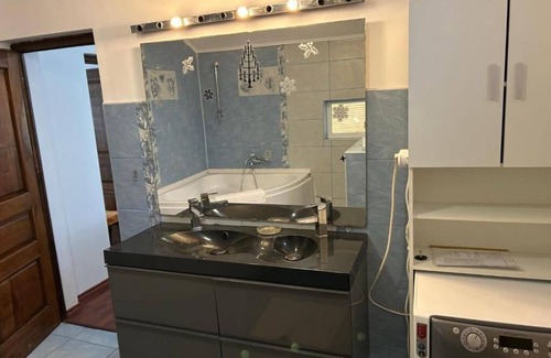 Balotesti Villa | Charming 4-bedroom villa with WiFi and AC in tranquil Balotești, near the Therme