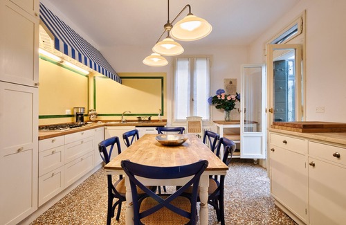 Dorsoduro Apartamento | Encantador apartamento Veneciano con increíble terraza y jardín privado.