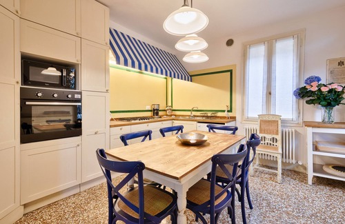 Dorsoduro Apartamento | Encantador apartamento Veneciano con increíble terraza y jardín privado.