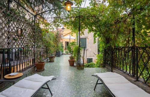 Dorsoduro Apartamento | Encantador apartamento Veneciano con increíble terraza y jardín privado.